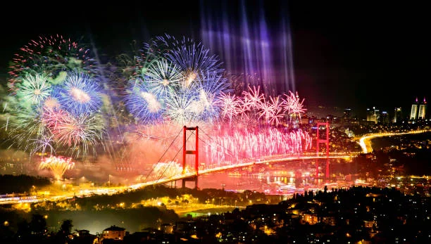 Yıl Sonu ve Başarı Kutlamaları İçin Boğaz’da Teknede Şirket Davetleri