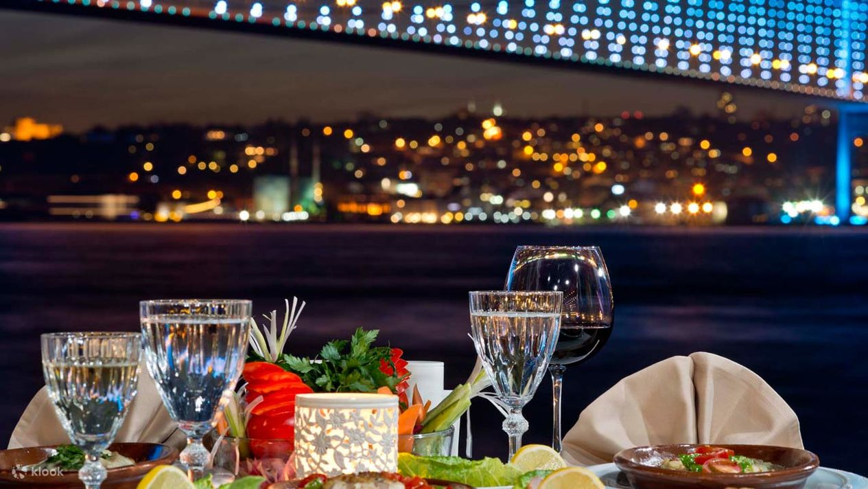 Boğaz Manzaralı İş Yemeği: Prestijli Misafir Ağırlamanın Yeni Yolu