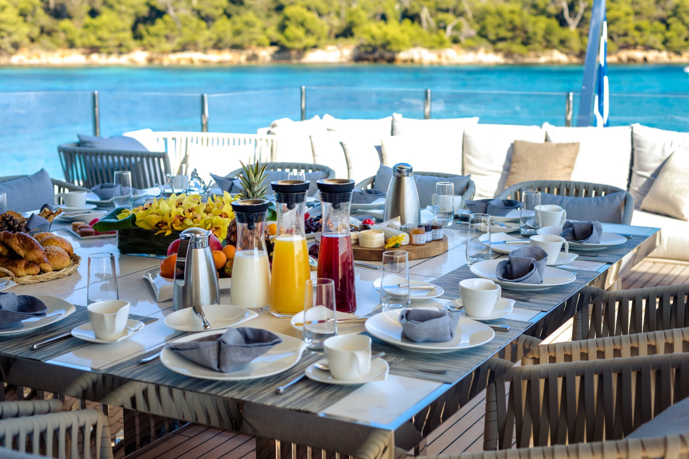 Hafta İçi Stresten Uzak Kurumsal Bir Kaçamak: Teknede Brunch ve Sohbet