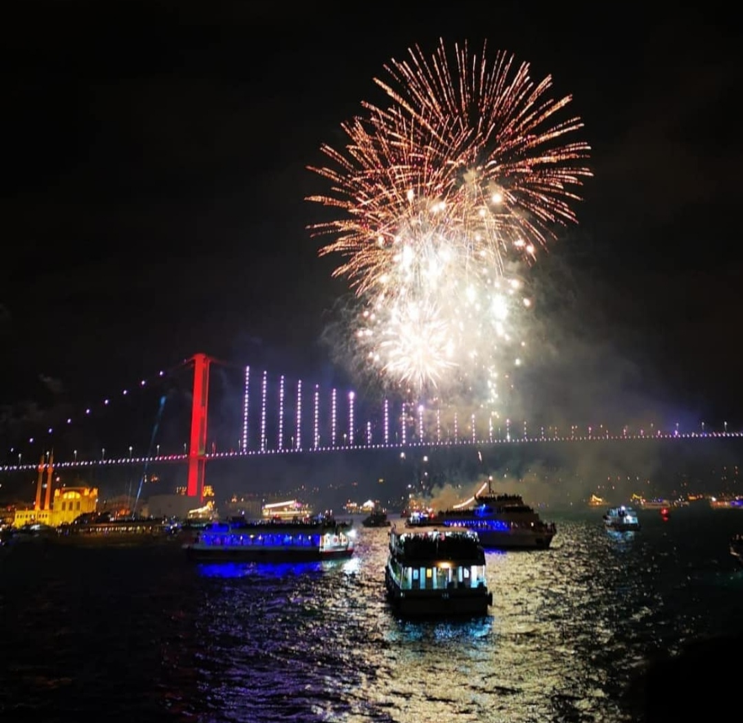 Yeni Yıl Şirket Yemeği: Boğaz’da Eğlence Dolu Bir Kutlama